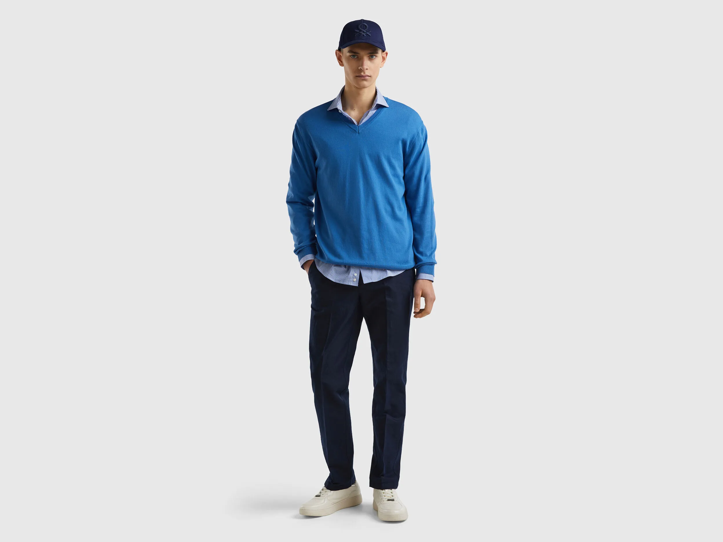 V-neck sweater in pure cotton - Blue | Benetton